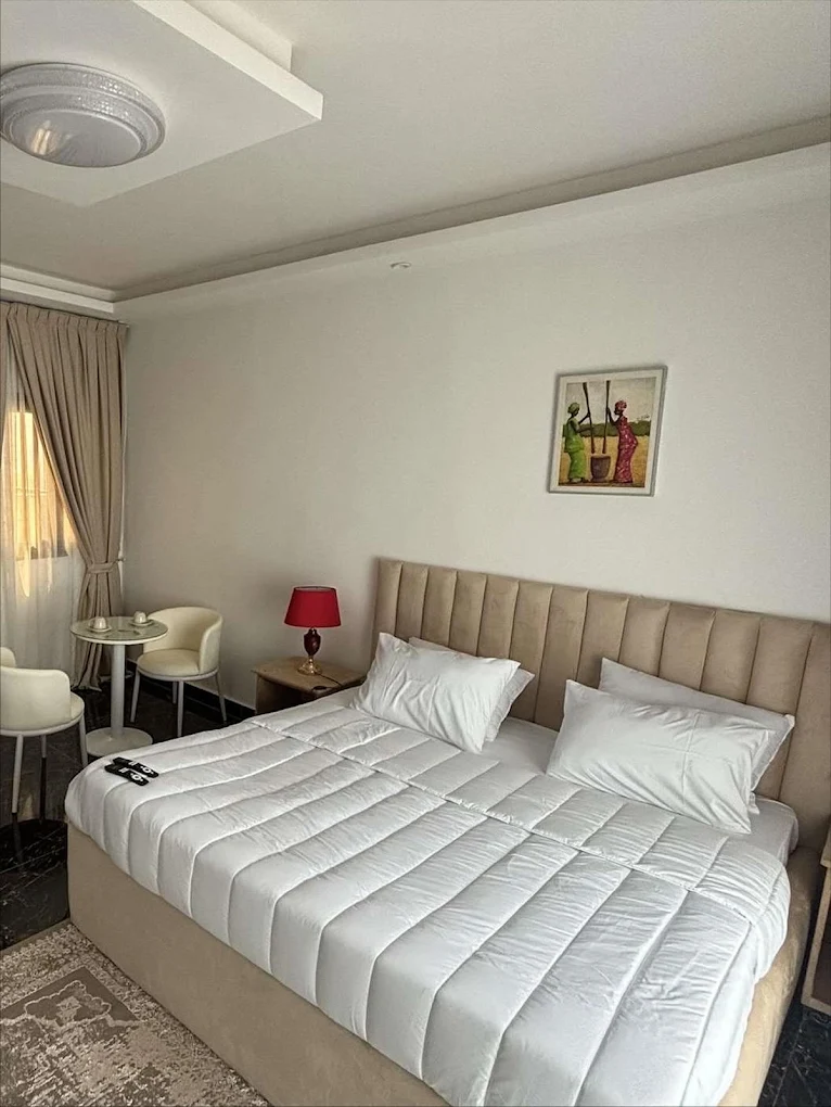 Chambre élégante avec literie hôtelière dans un appartement de Résidence Diba