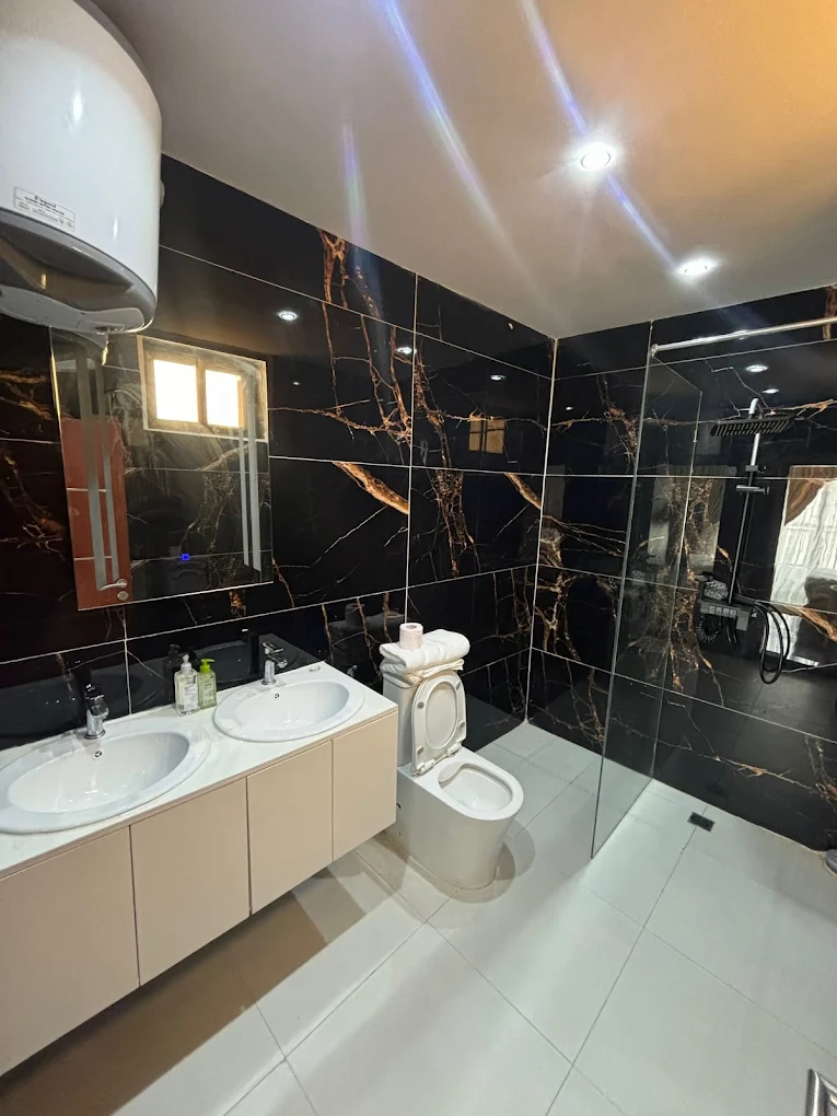 Salle de bain moderne de l'appartement