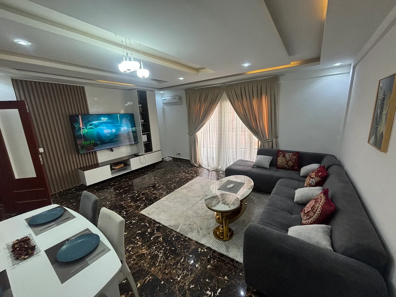 Salon lumineux d'un appartement meublé de la Résidence Diba à Ngor, Dakar